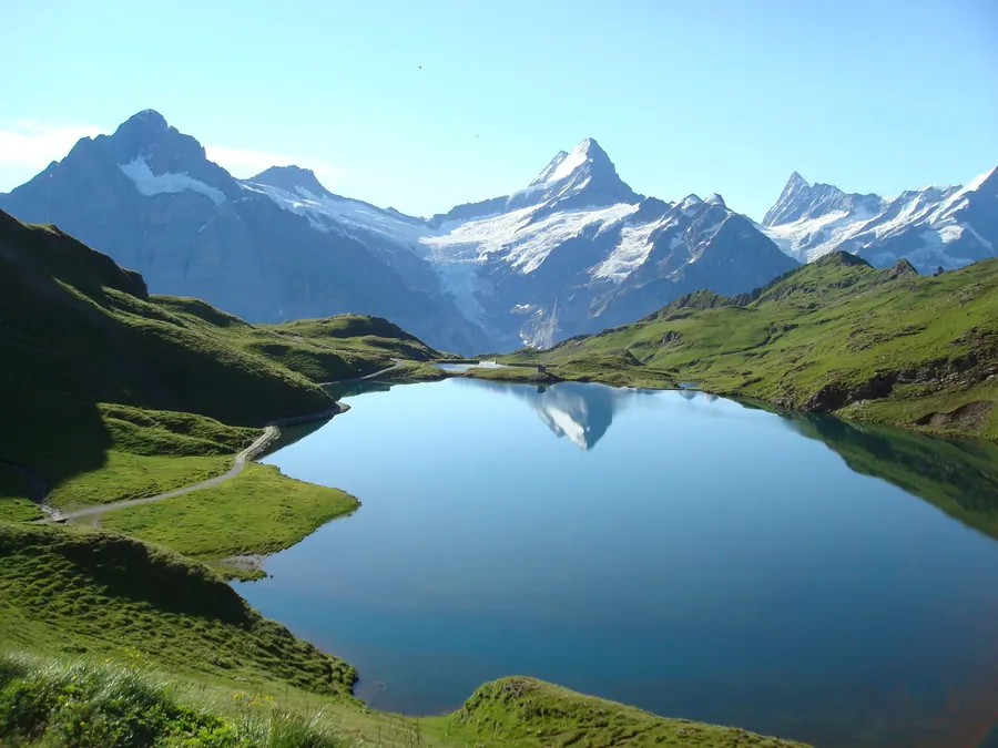 Der Bachalpsee, darin spiegeln sich Wetterhorn und Schreckhorn