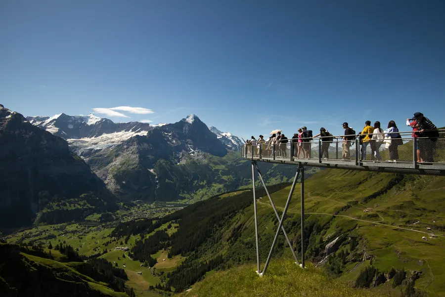 Der First Cliff Walk, dahinter Fiescherhorn und Eiger