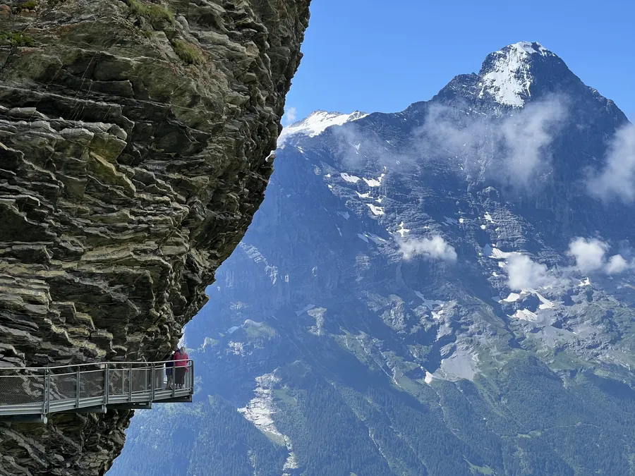 Der Steg des First Cliff Walk an der Felswand, gegenüber der Eiger