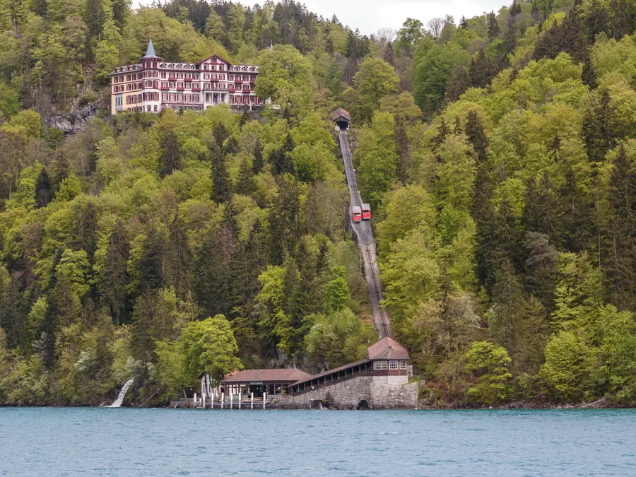 Grandhotel Giessbach مع القطار المعلّق والمرسى، من جهة البحيرة