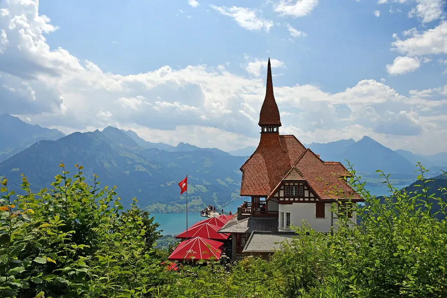 Das Berghaus auf dem Harder Kulm über dem Thunersee