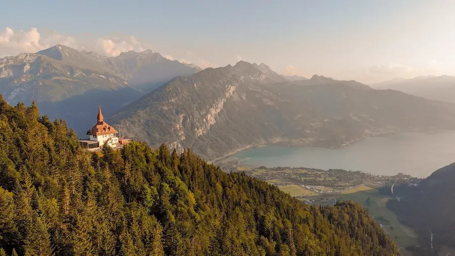 Der Harder Kulm im Abendlicht, dahinter der Thunersee