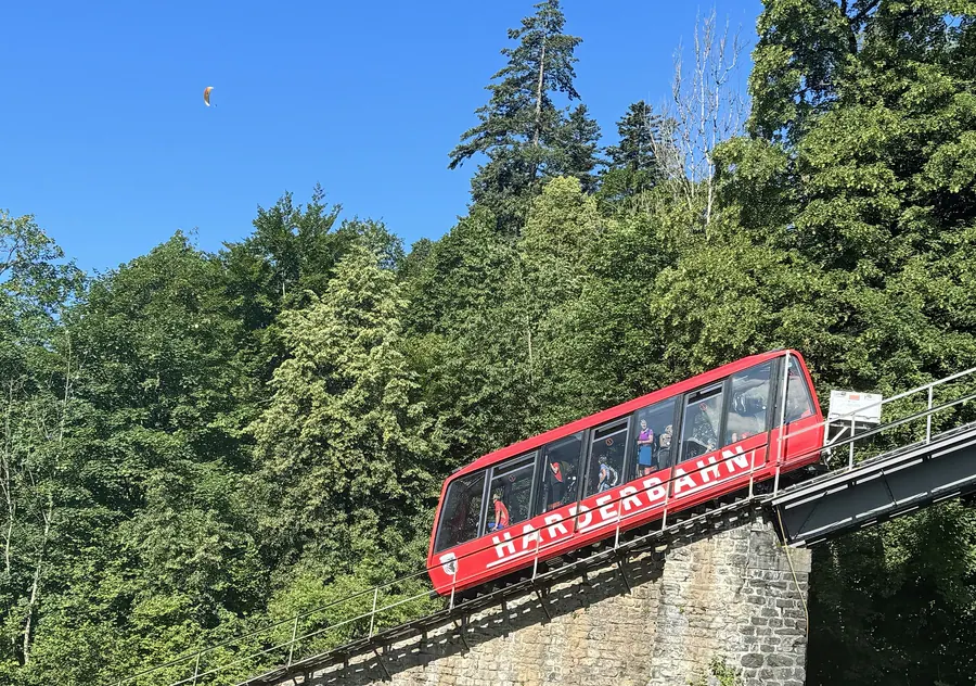 Ein roter Wagen der Harderbahn auf dem Viadukt