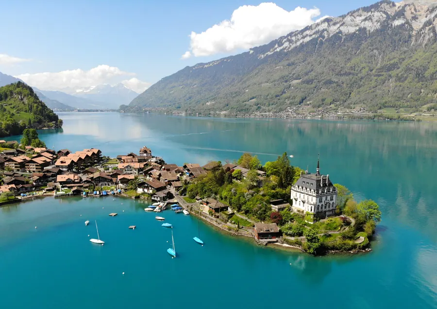 Iseltwald auf seiner Halbinsel im Brienzersee