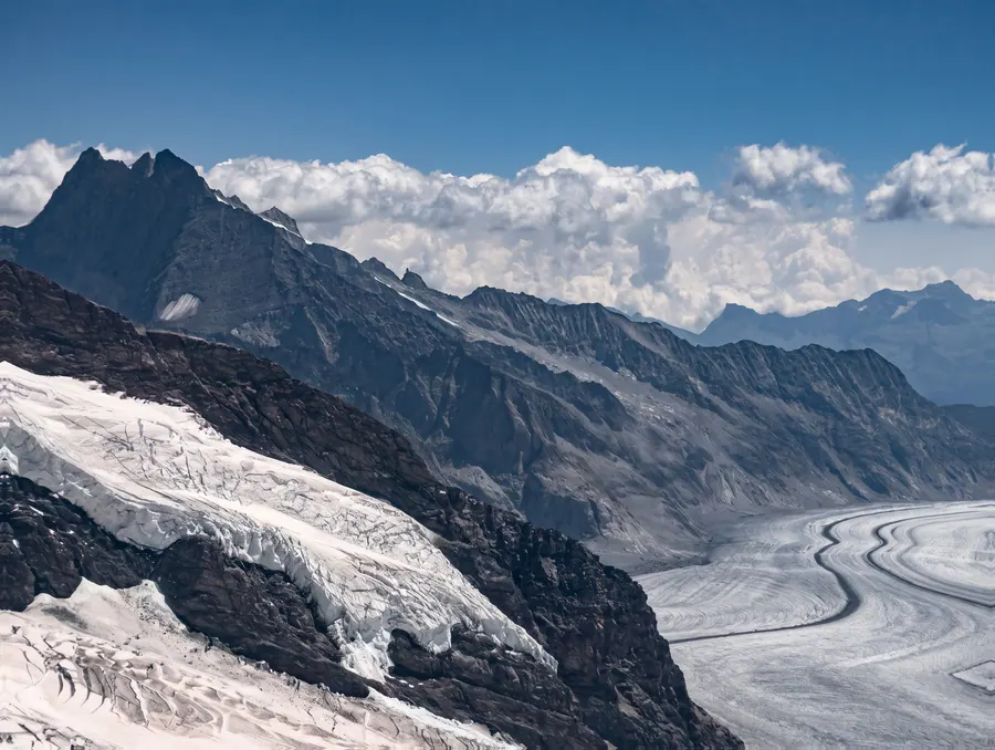 Der Aletschgletscher zwischen den Gipfeln