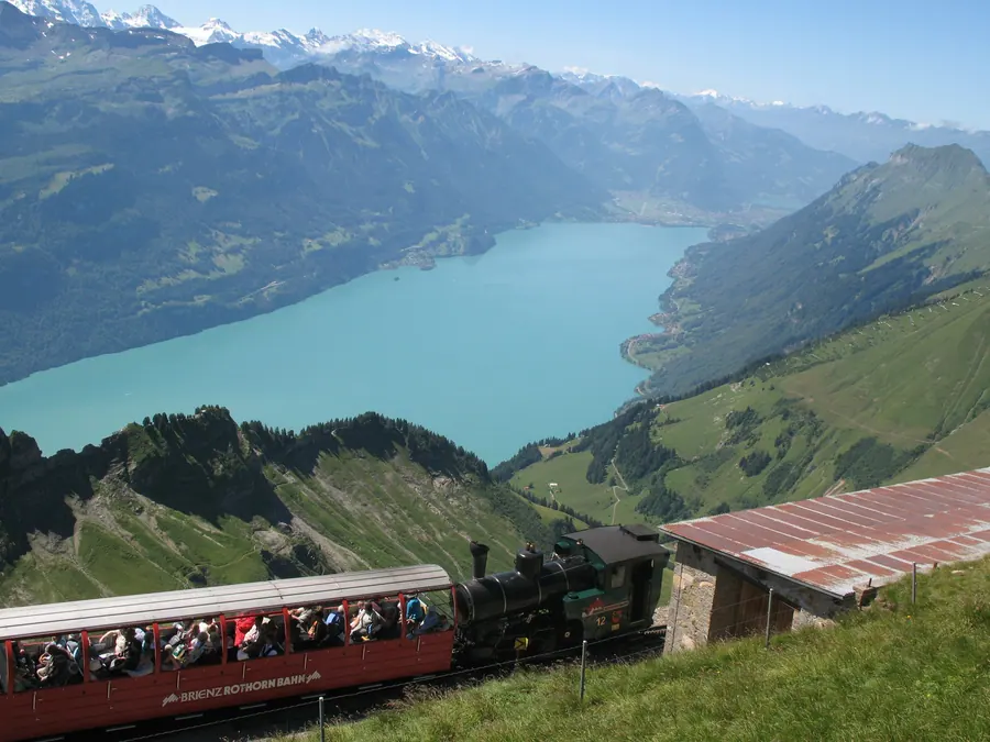 Blick vom Brienzer Rothorn auf die Bergstation und den Brienzersee