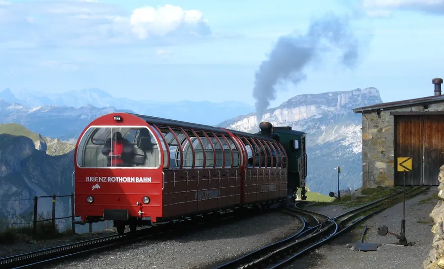 Ein Zug der Brienz Rothorn Bahn an der Bergstation