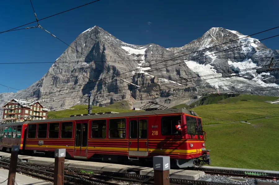 Ein Zug der Jungfraubahn auf der Kleinen Scheidegg vor der Eigernordwand