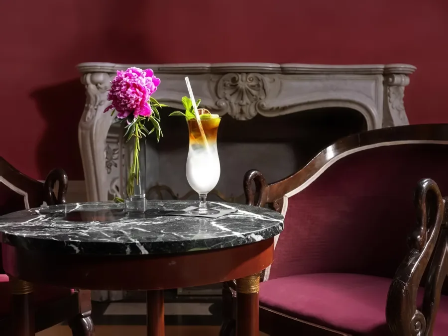 طاولة في بار «Le Vieux Rivage» أمام المدفأة