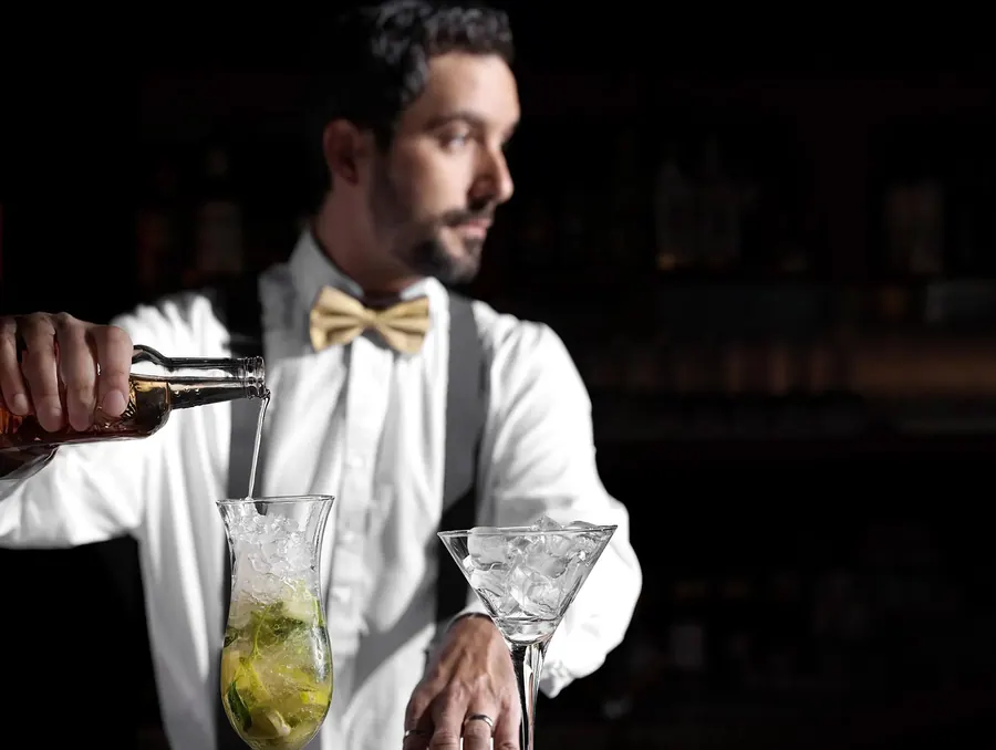 Der Barkeeper der Bar «Le Vieux Rivage» schenkt ein