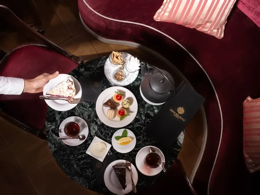 Tea Time: Etagere mit Canapés und Süssem