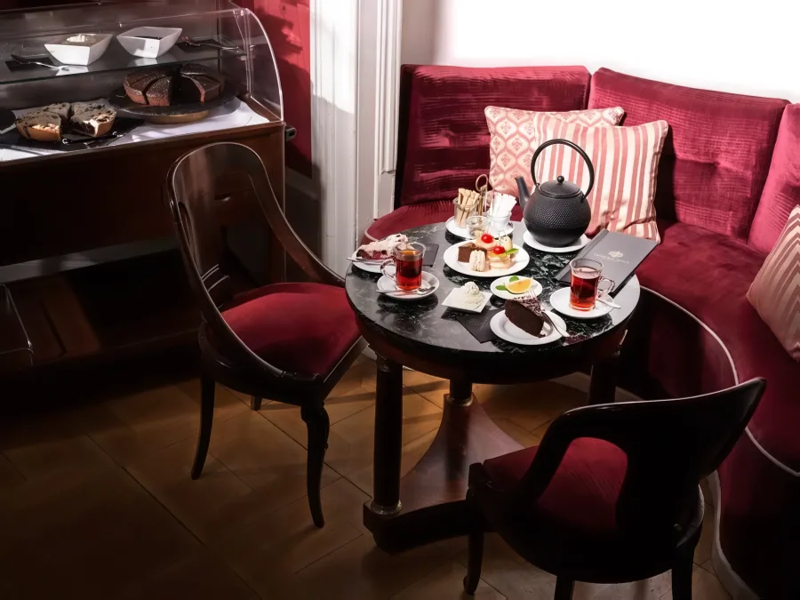 Tea Time auf dem roten Sofa, Etagere und Teekanne