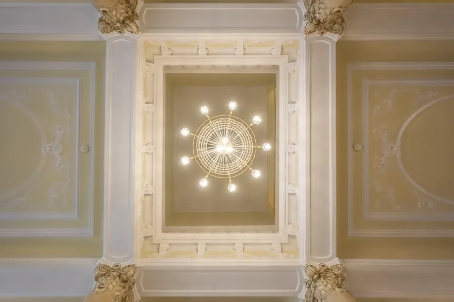 Die Stuckdecke mit dem Leuchter