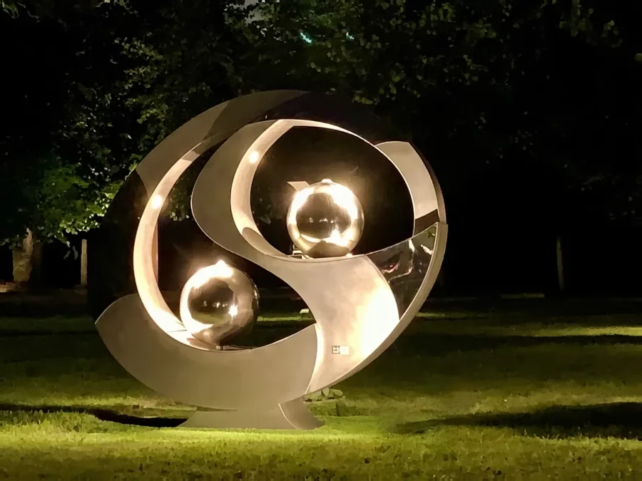 Eine Skulptur von Housi Knecht im Garten