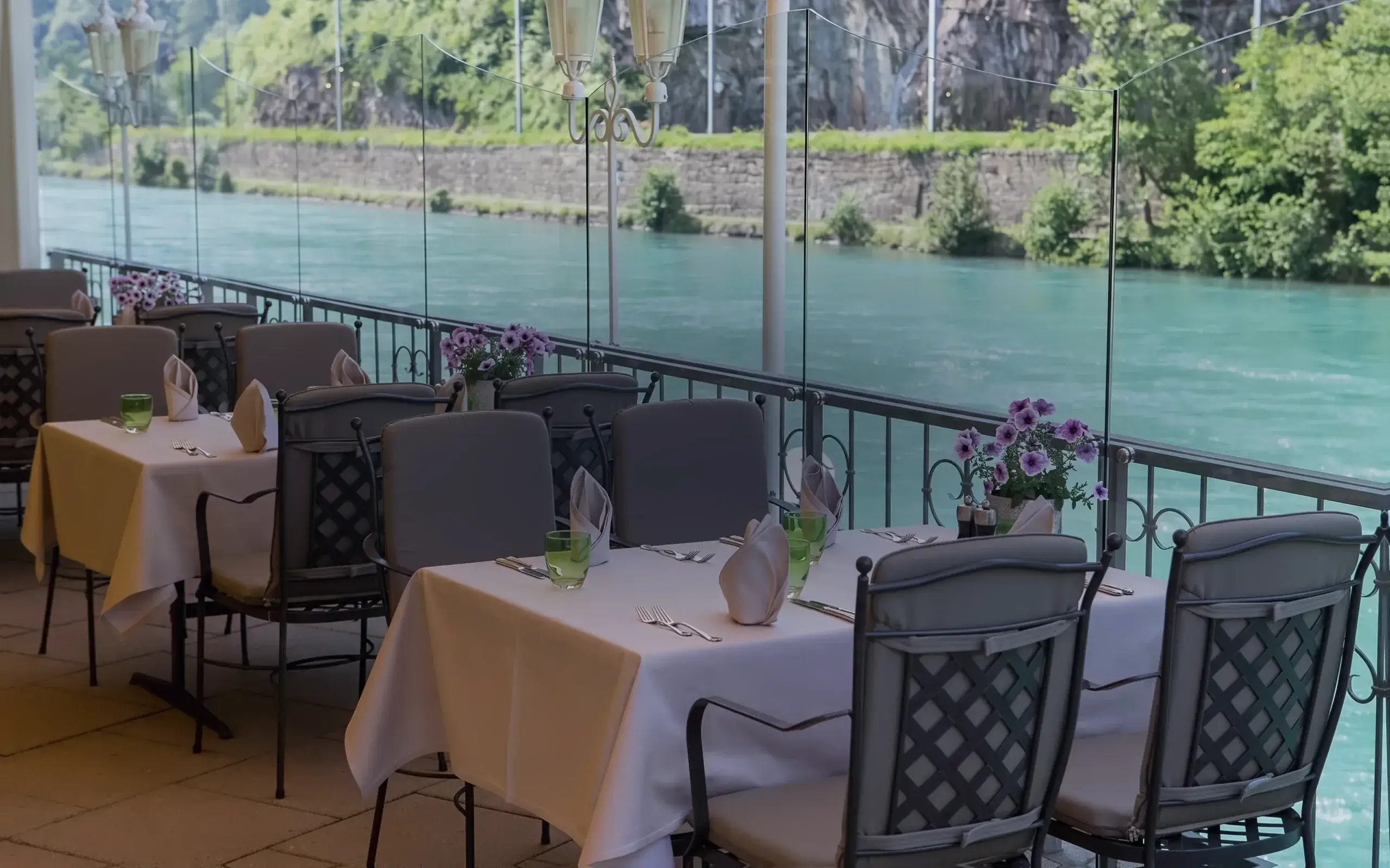 Tables on the terrace, the Aare and the rock face behind