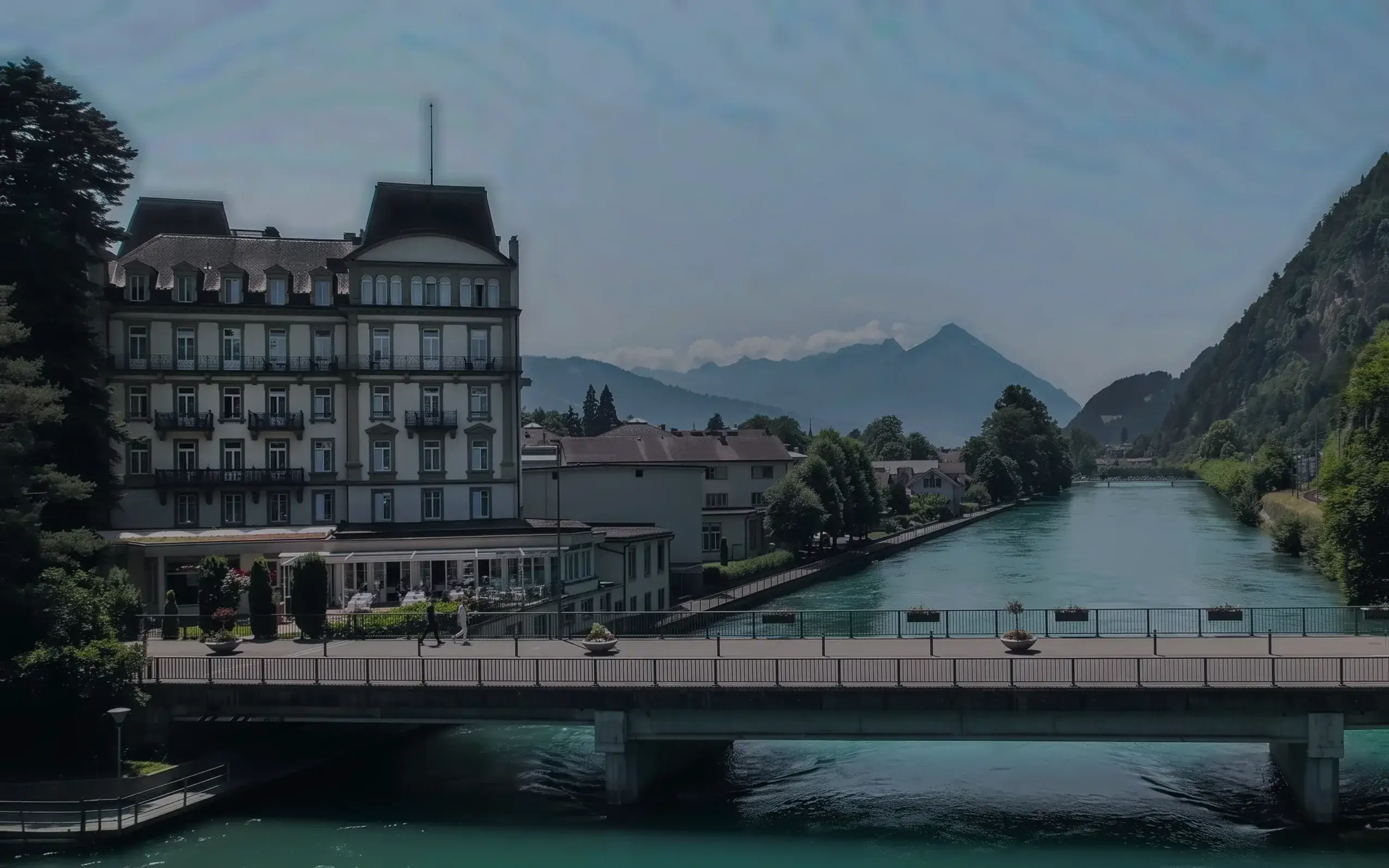 Das Grand Beau-Rivage an der Aare, dahinter die Berge