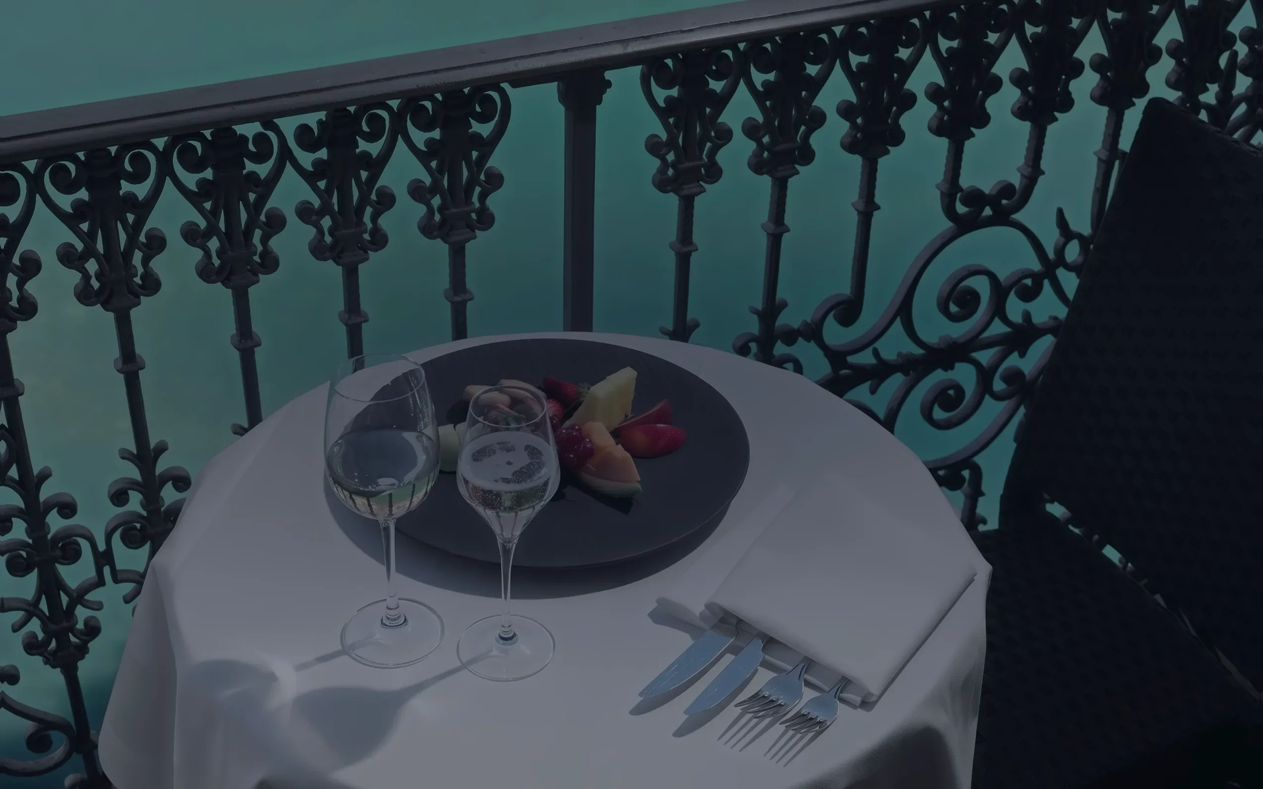 Ein gedeckter Tisch auf dem Balkon über der türkisgrünen Aare
