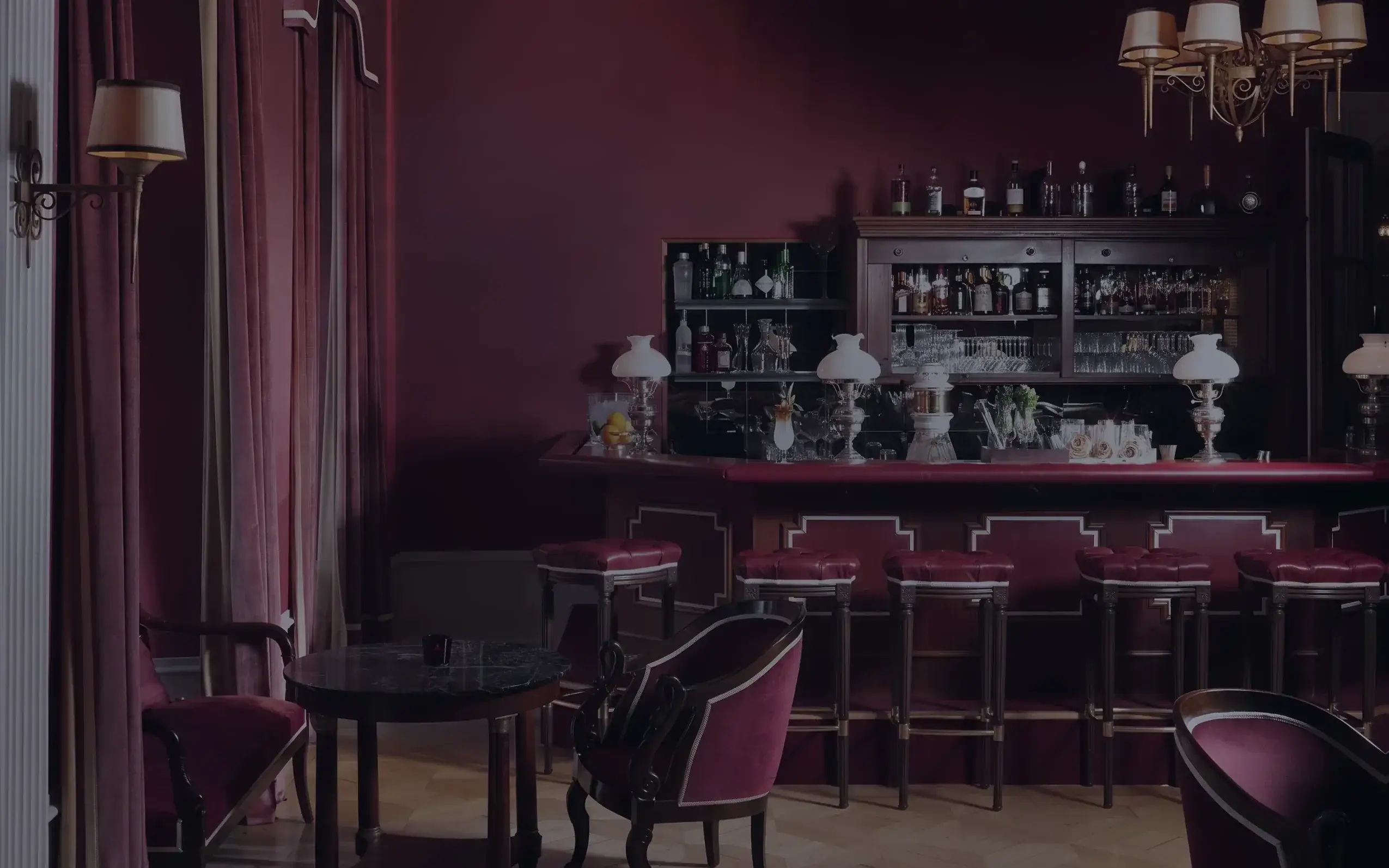 Die Bar «Le Vieux Rivage» mit den roten Hockern