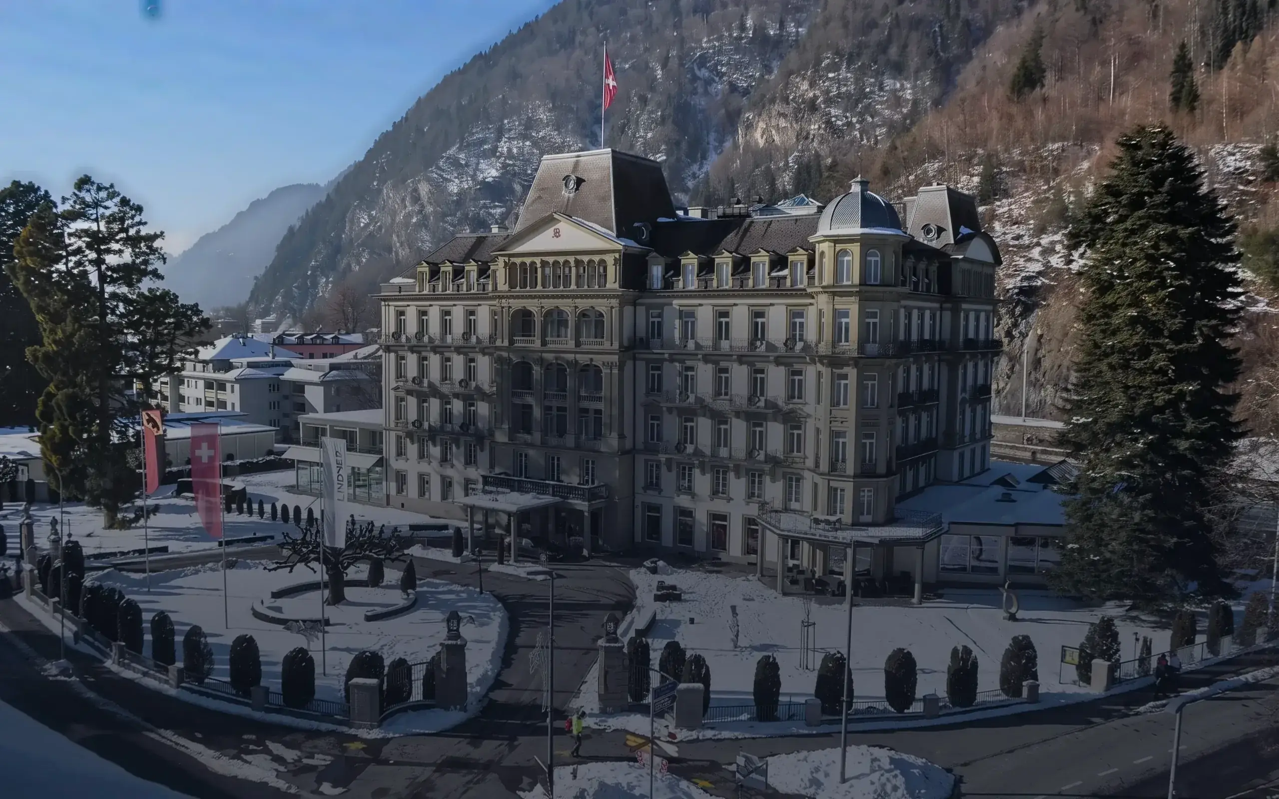 Das Grand Beau-Rivage im Schnee, davor der verschneite Park