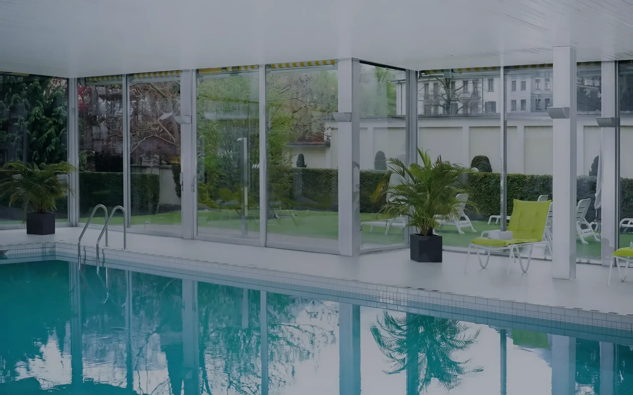 Das Schwimmbad mit Blick in den Garten