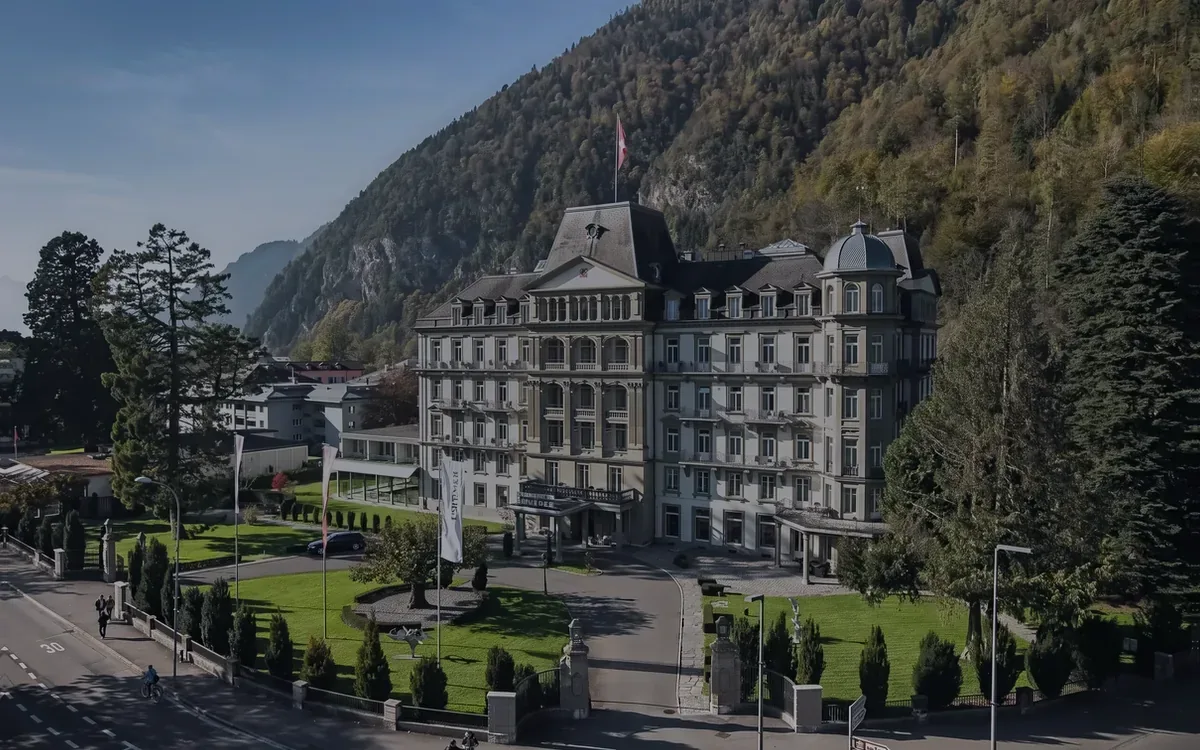 Das Grand Beau-Rivage im Winter, die Aare und die Berge