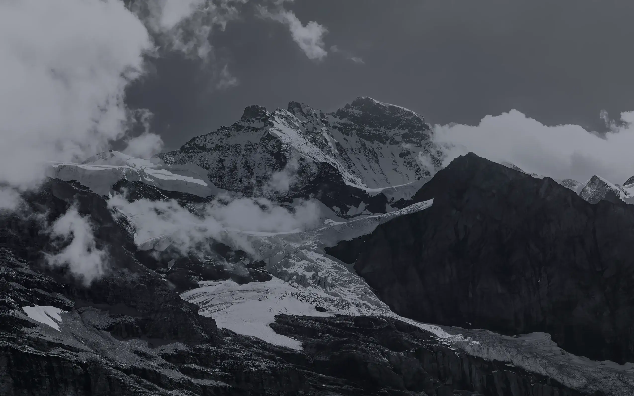 Gipfel und Gletscher der Alpen in Schwarzweiss