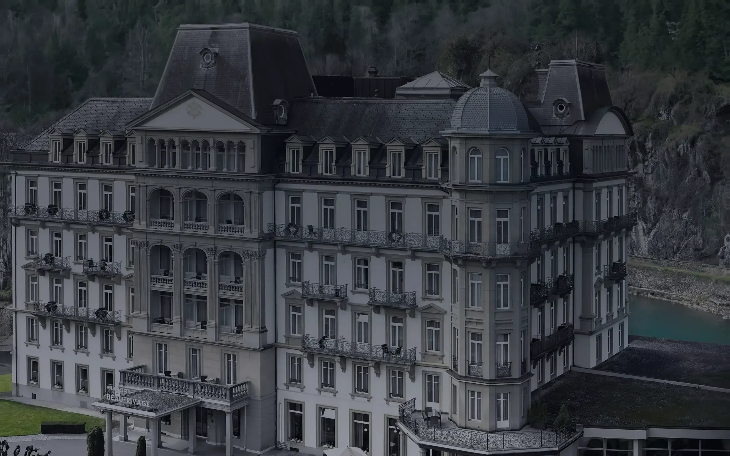Das Grand Beau-Rivage mit seinen Kuppeln an der Aare, in Schwarzweiss
