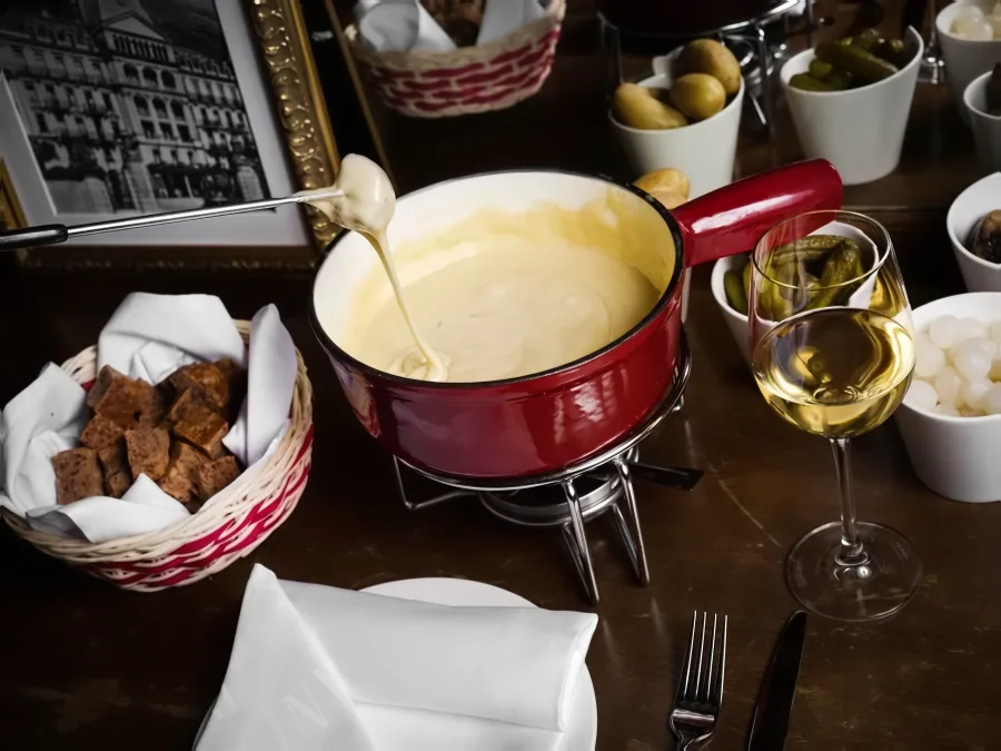 Käsefondue mit Brot und Weisswein