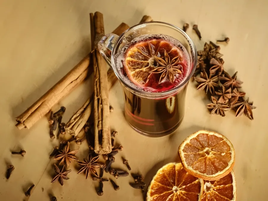 Glühwein mit Orange, Zimt und Sternanis