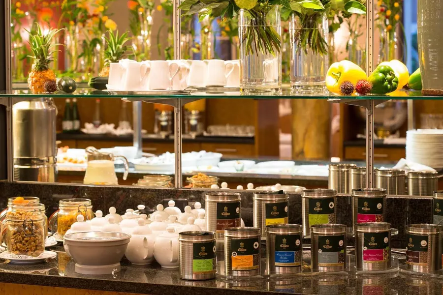 Das Frühstücksbuffet mit Tees, Früchten und Blumen