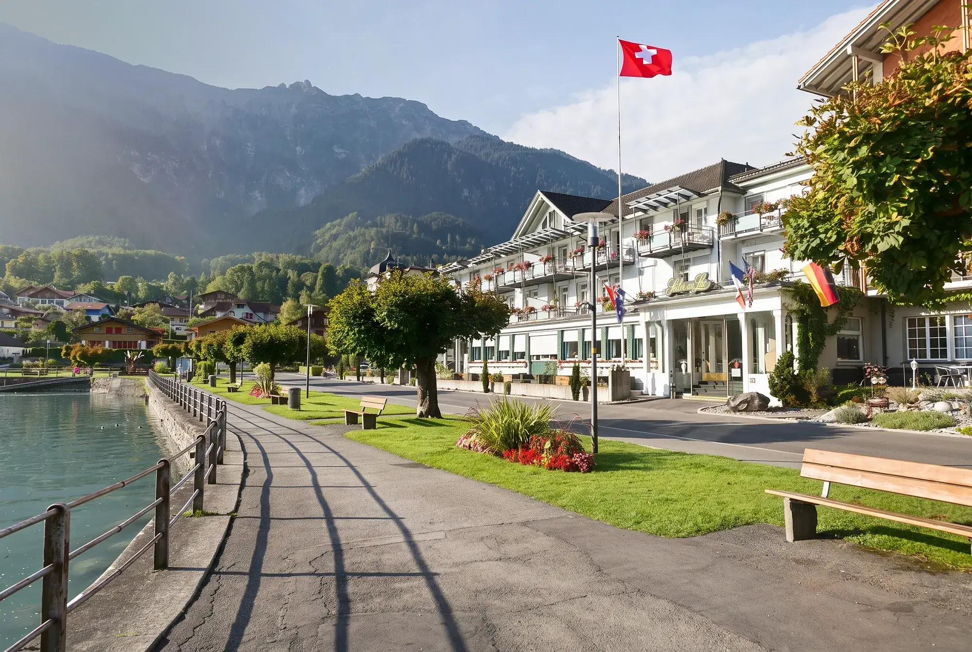 Das Hotel Seiler au Lac vom Brienzersee aus