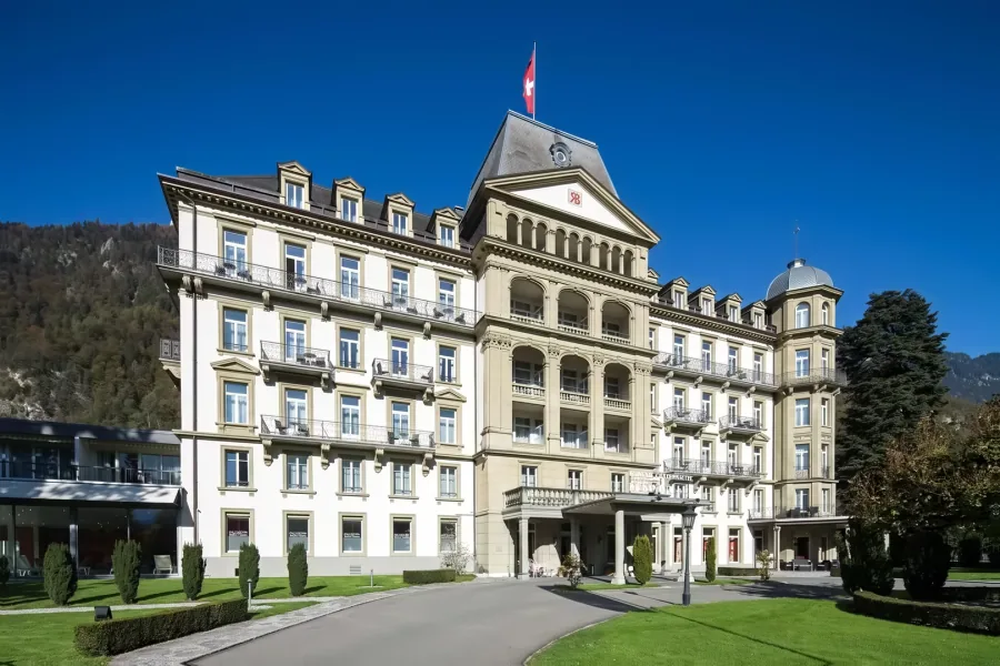 Das Grand Beau-Rivage von der Vorfahrt aus, mit der Schweizer Fahne auf dem Dach