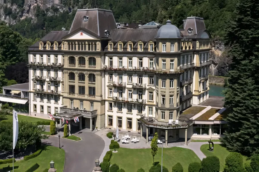 Das Grand Beau-Rivage von vorn, Garten und Vorfahrt am Höheweg