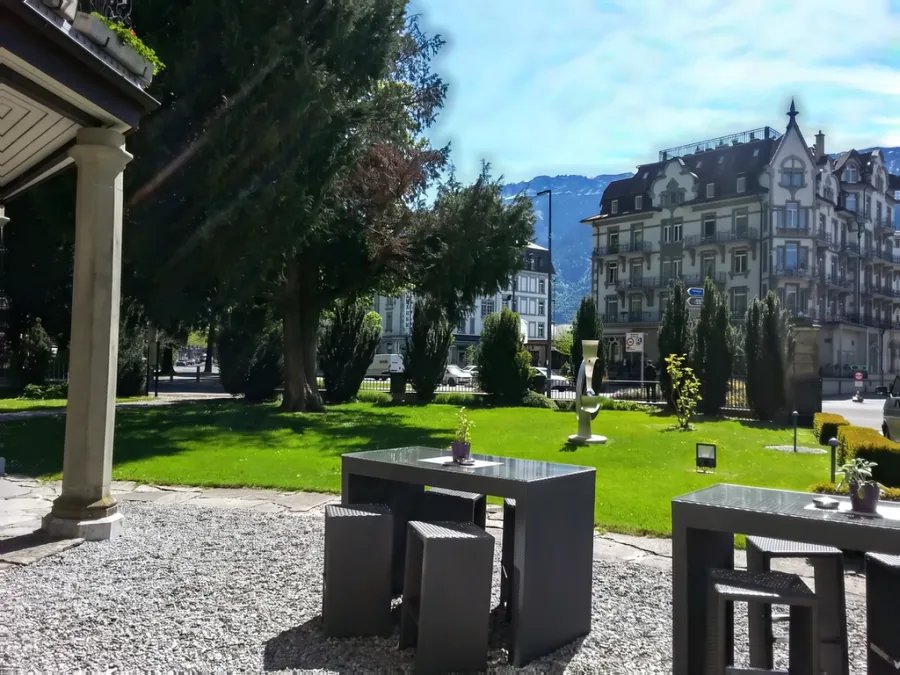 Der Garten vor dem Grand Beau-Rivage