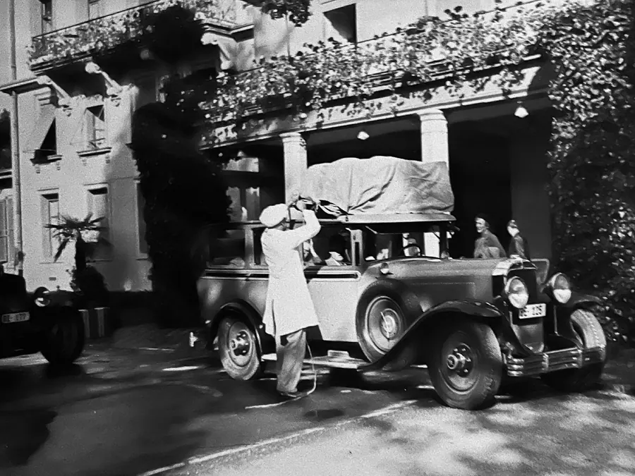 Ein Oldtimer vor dem Eingang des Hotels in früheren Jahren