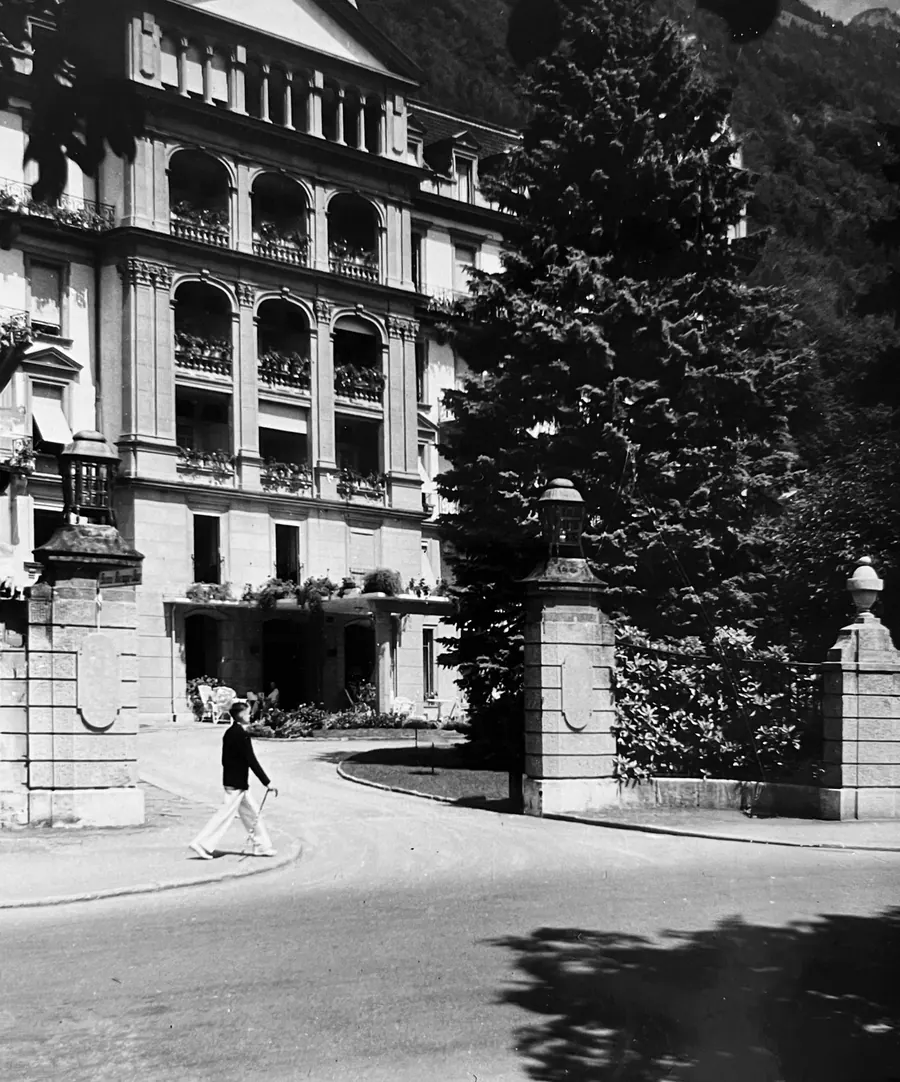 Der Eingang des Hotels in früheren Jahren