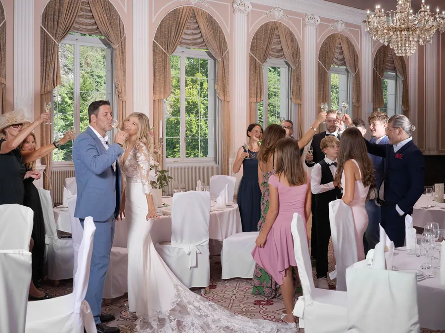 Die Hochzeitsgesellschaft im Ballsaal