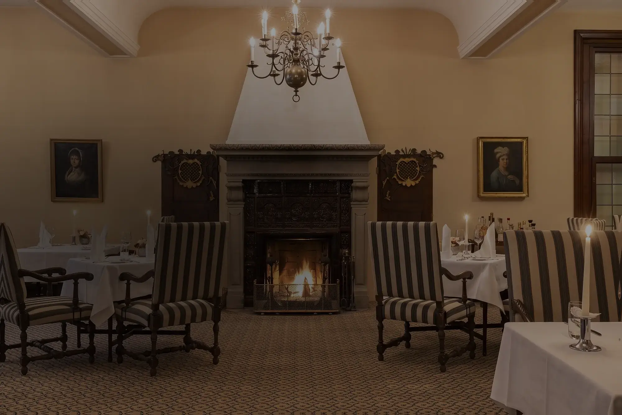 Set tables before the open fire in «La Petite Suisse»