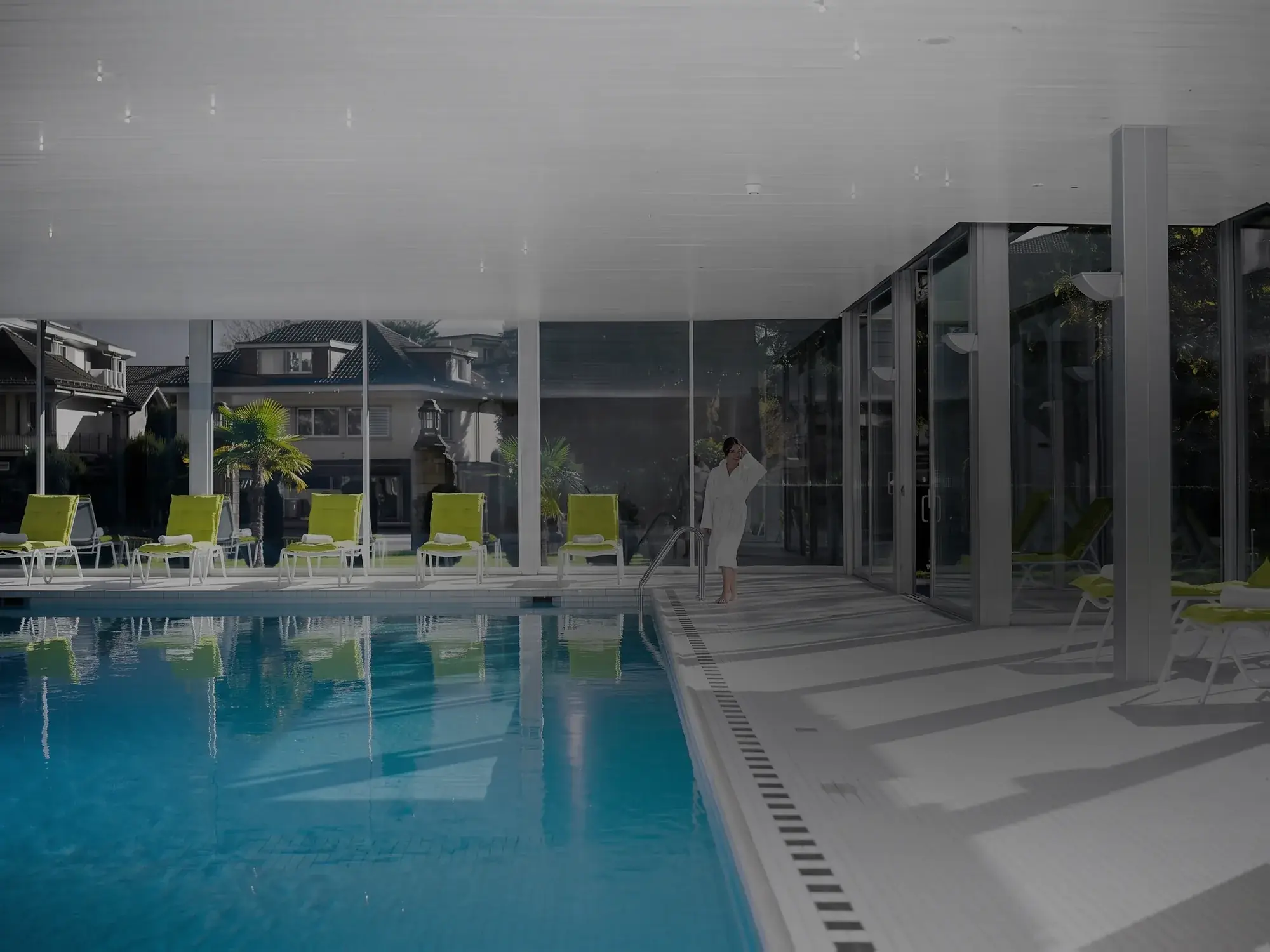 Das Schwimmbad mit Blick in den Garten