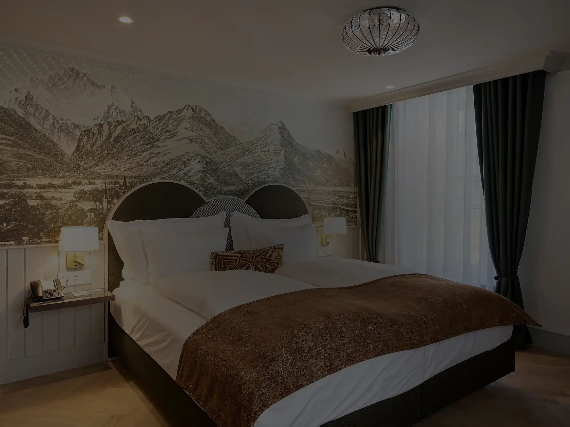 Doppelzimmer King Size, neu renoviert, mit Bergmotiv über dem Bett