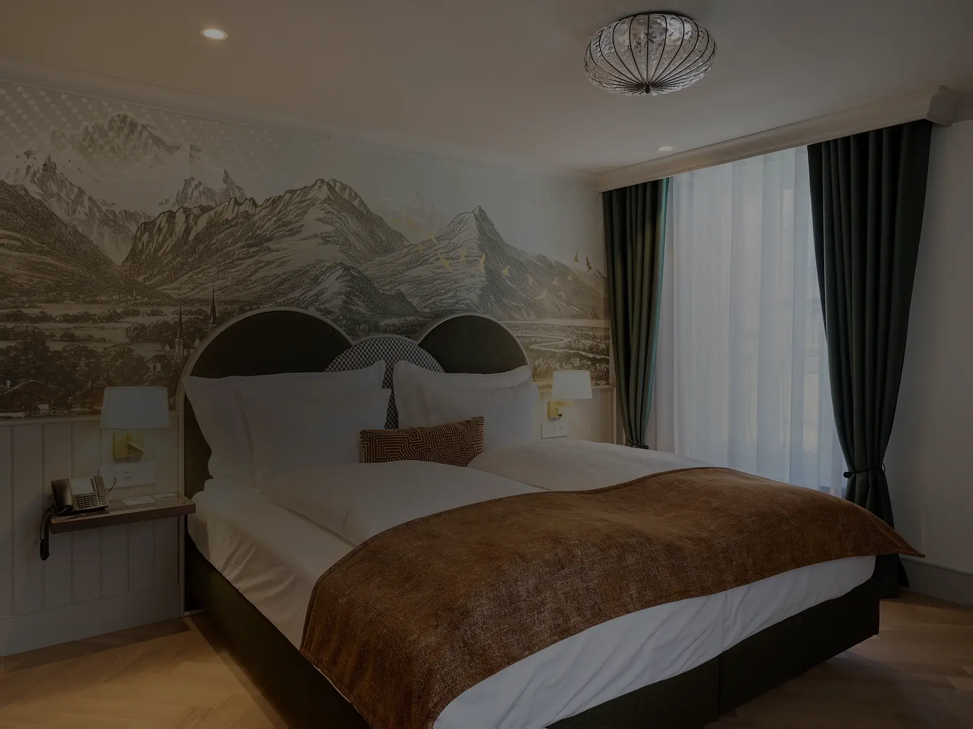 Doppelzimmer King Size, neu renoviert, mit Bergmotiv über dem Bett