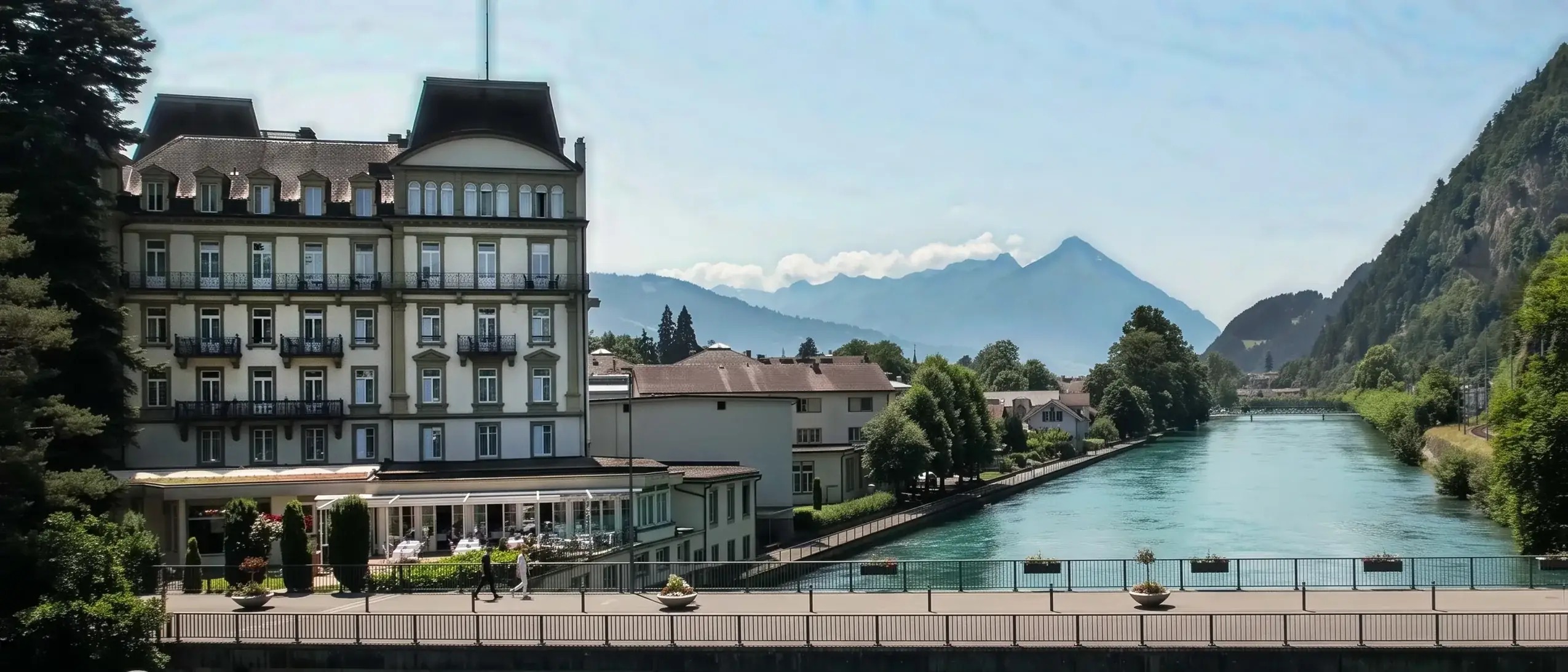 Das Grand Beau-Rivage an der Aare, dahinter die Berge