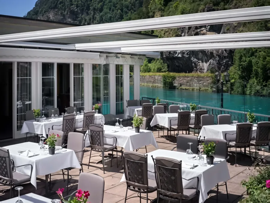Die Terrasse «La Belle Rivière» mit gedeckten Tischen direkt an der Aare