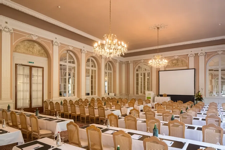 Der Ballsaal mit Leinwand, Stuck und Spiegeln