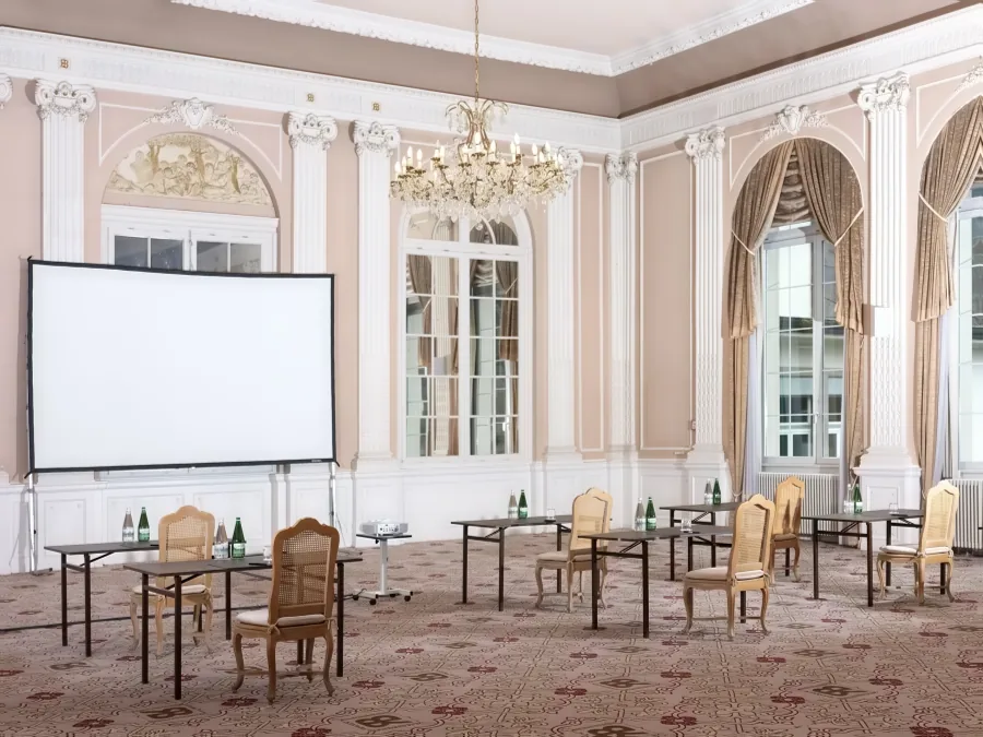 Der Ballsaal, für eine Tagung gestellt