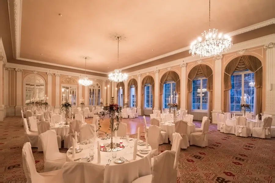 Bankett im Ballsaal mit runden Tischen
