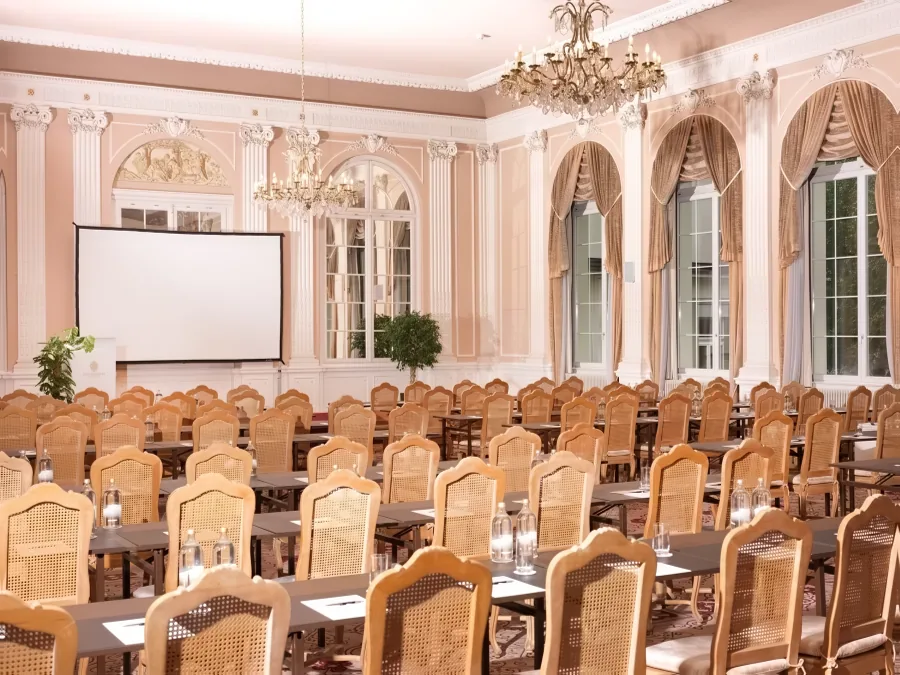 Der Ballsaal «La Belle Epoque» in Theaterbestuhlung