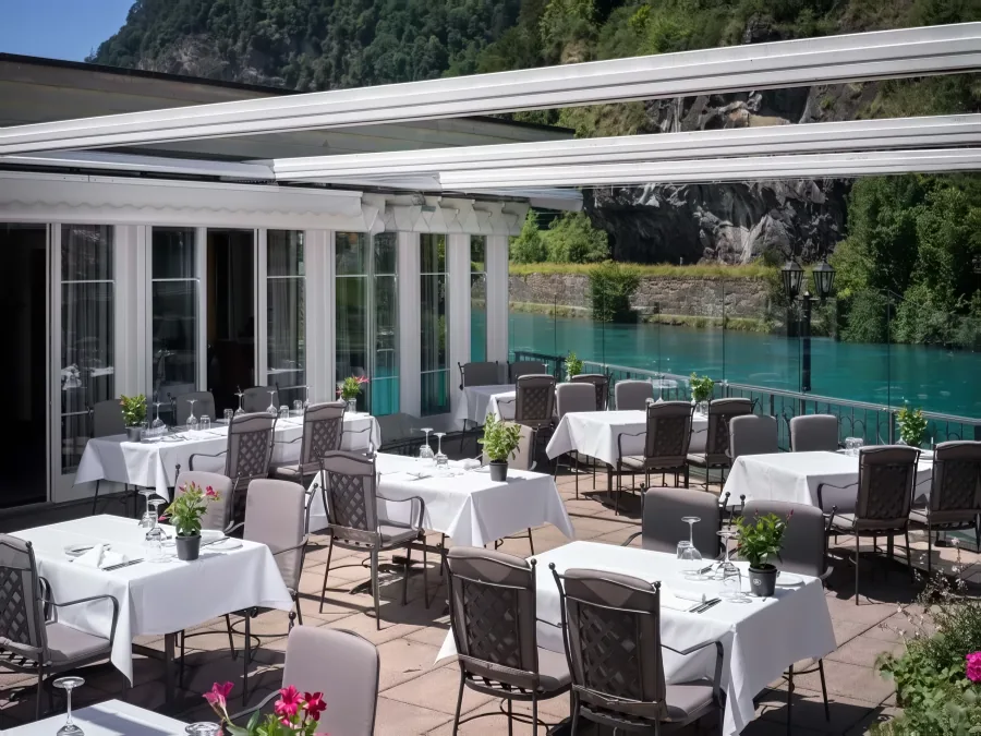 Gedeckte Tische auf der Terrasse über der Aare