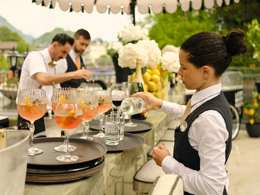 Service an der Bar der Terrasse