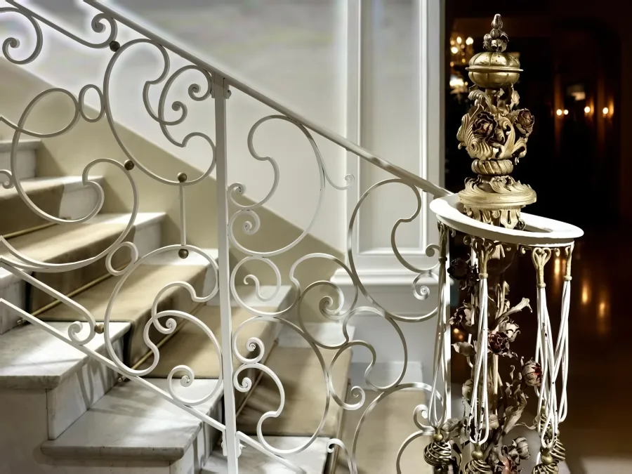 Die Treppe mit dem goldenen Geländer